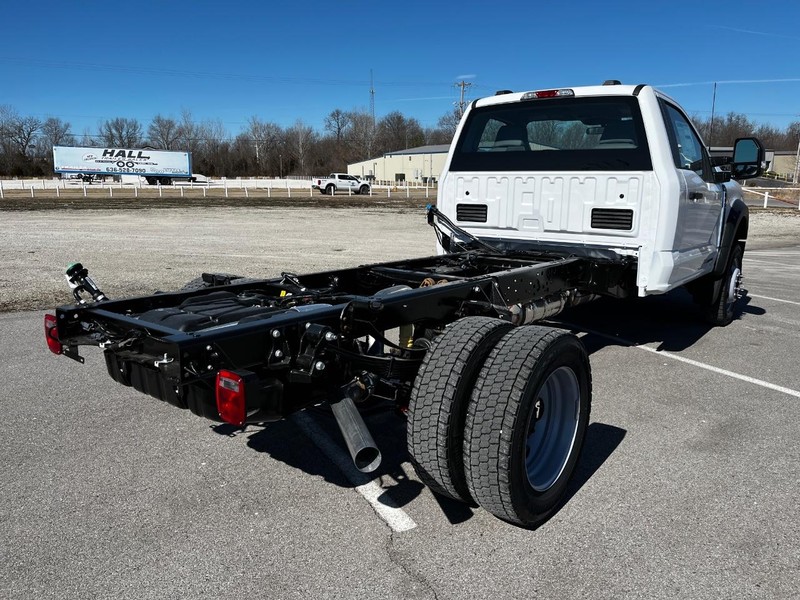 Ford Super Duty F-450 DRW Vehicle Image 03