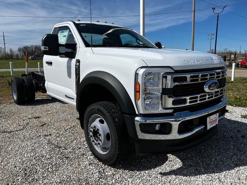 Ford Super Duty F-550 DRW Vehicle Image 02