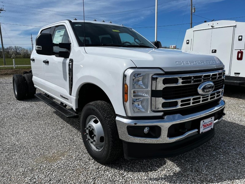Ford Super Duty F-350 DRW Vehicle Image 02
