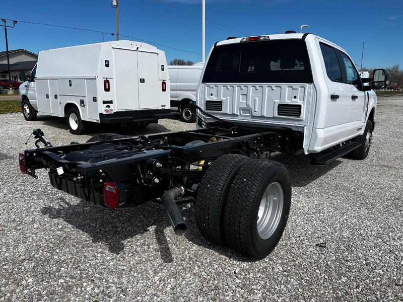 Ford Super Duty F-350 DRW Vehicle Image 03