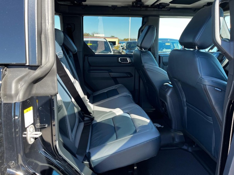 Ford Bronco Vehicle Image 04