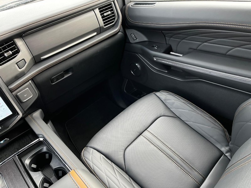 Ford Expedition Vehicle Image 10