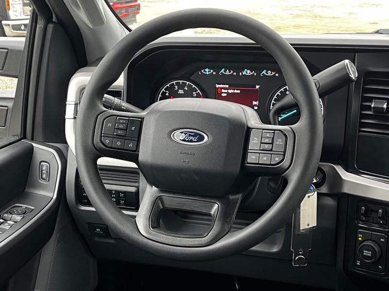 Ford Super Duty F-250 SRW Vehicle Image 06