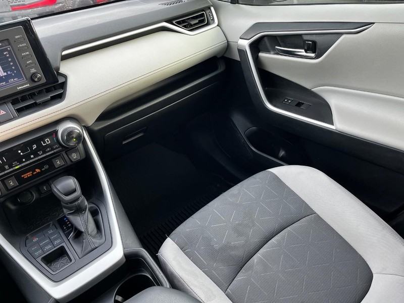 Toyota RAV4 Vehicle Image 13