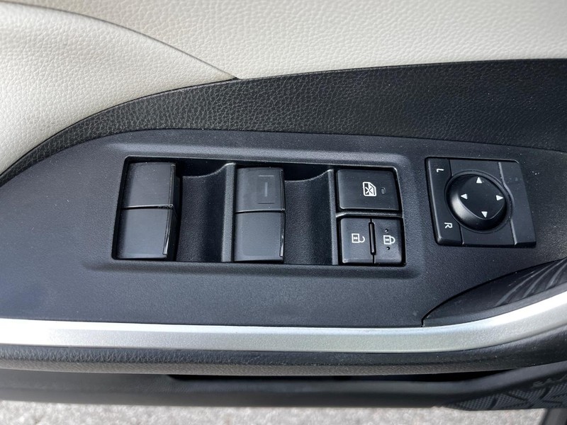 Toyota RAV4 Vehicle Image 14