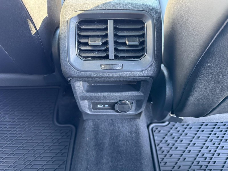 Volkswagen Tiguan Vehicle Image 16