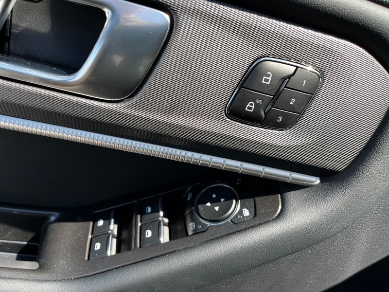 Ford Explorer Vehicle Image 11