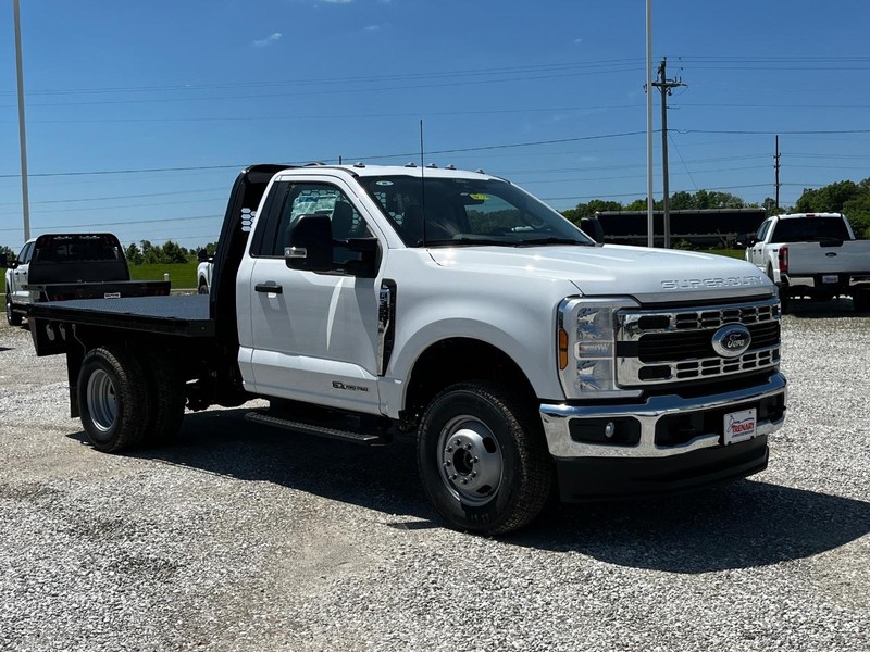 Ford Super Duty F-350 DRW Vehicle Image 02