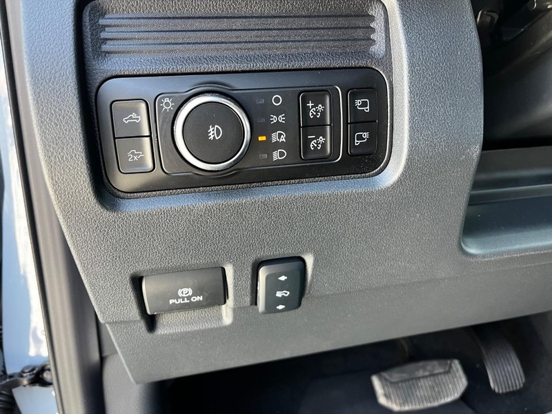 Ford Super Duty F-350 SRW Vehicle Image 11