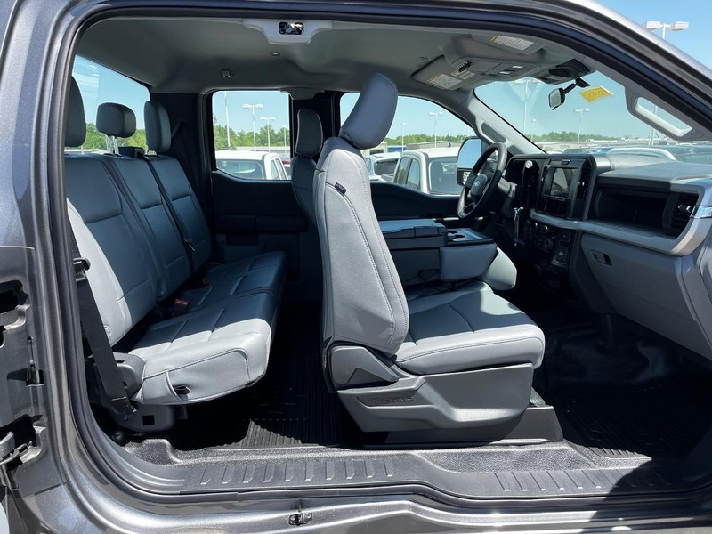 Ford Super Duty F-350 SRW Vehicle Image 04