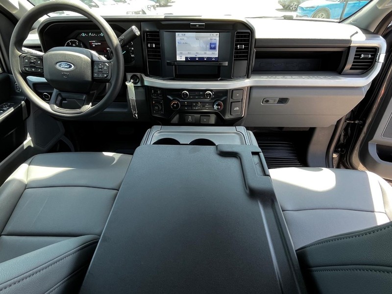 Ford Super Duty F-350 SRW Vehicle Image 05