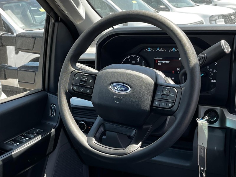 Ford Super Duty F-350 SRW Vehicle Image 06