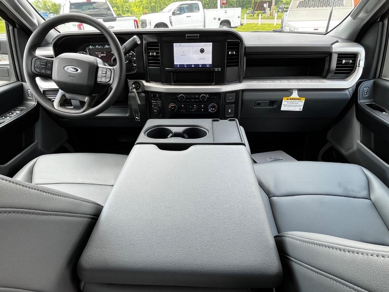 Ford Super Duty F-350 DRW Vehicle Image 06