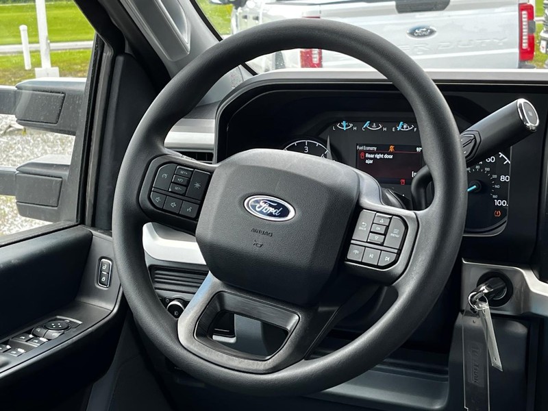 Ford Super Duty F-350 DRW Vehicle Image 07