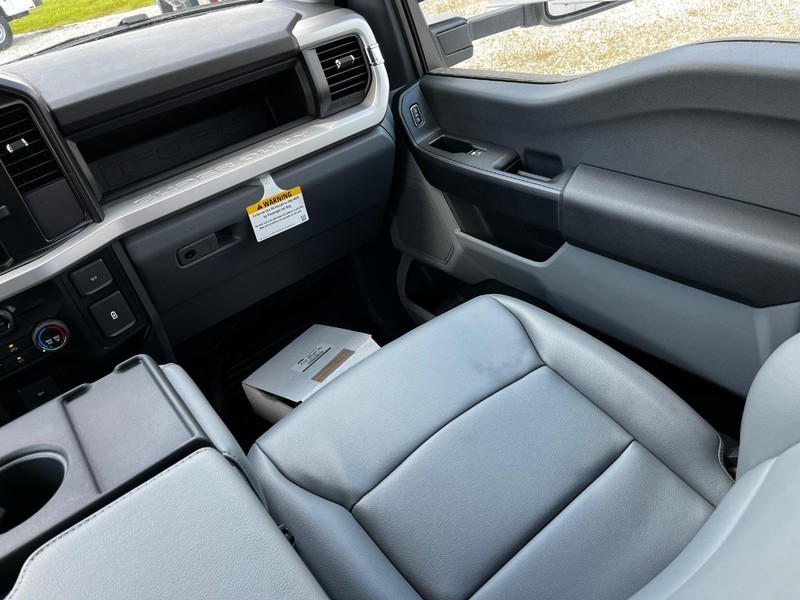 Ford Super Duty F-350 DRW Vehicle Image 08