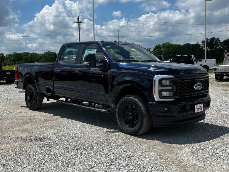 Ford Super Duty F-350 SRW Vehicle Image 02