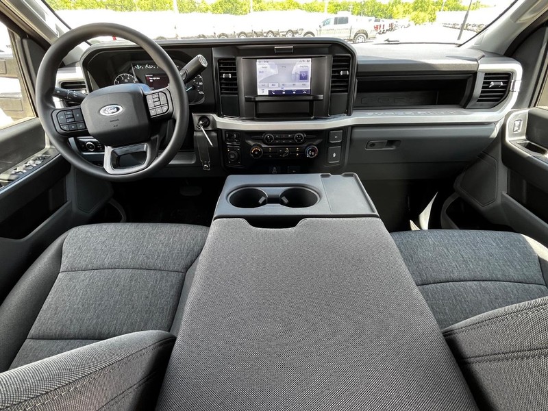 Ford Super Duty F-350 SRW Vehicle Image 05