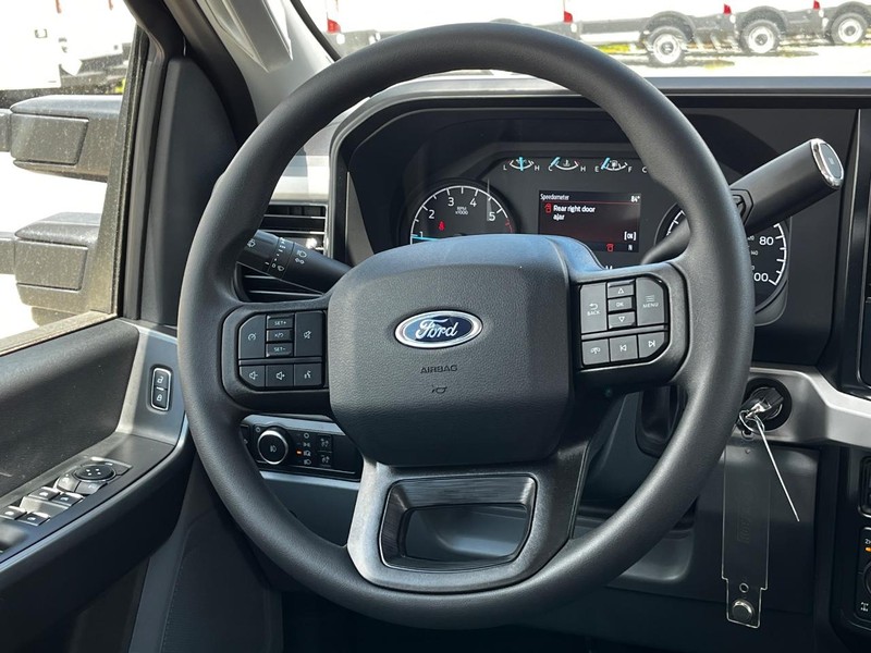 Ford Super Duty F-350 SRW Vehicle Image 06