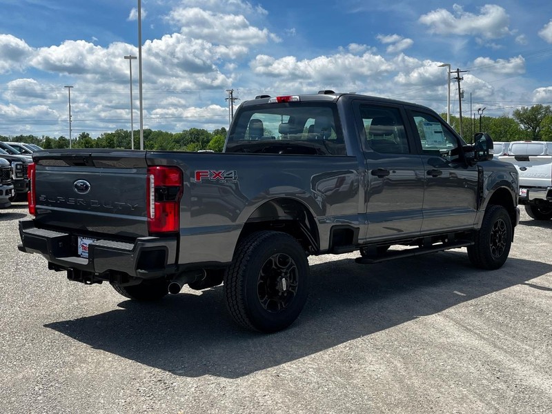 Ford Super Duty F-350 SRW Vehicle Image 03