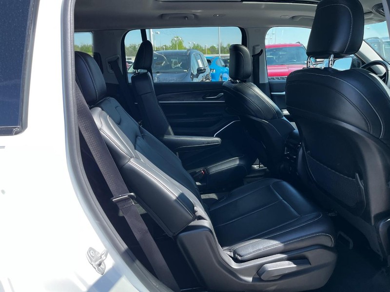 Jeep Grand Cherokee L Vehicle Image 10
