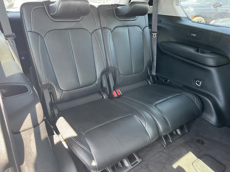Jeep Grand Cherokee L Vehicle Image 11