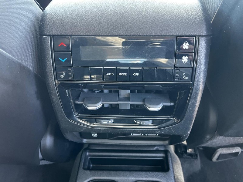 Jeep Grand Cherokee L Vehicle Image 12