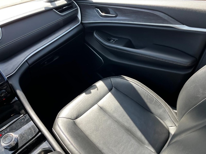 Jeep Grand Cherokee L Vehicle Image 16