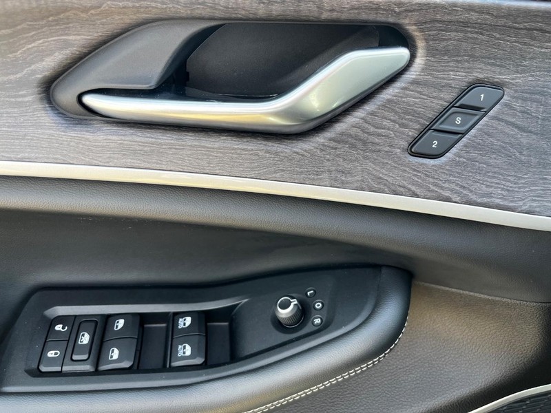 Jeep Grand Cherokee L Vehicle Image 17