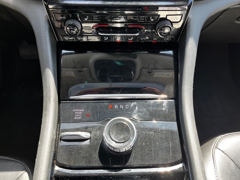 Jeep Grand Cherokee L Vehicle Image 22