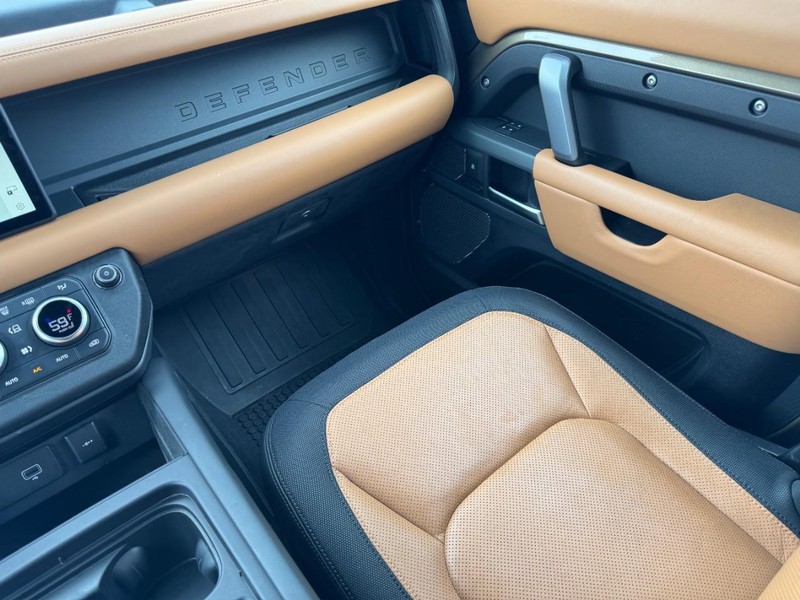 Land Rover Defender Vehicle Image 15