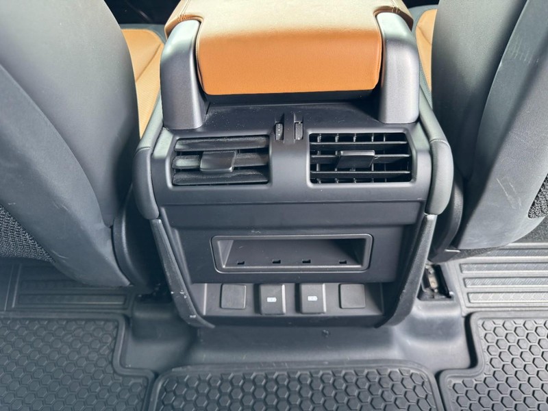 Land Rover Defender Vehicle Image 16