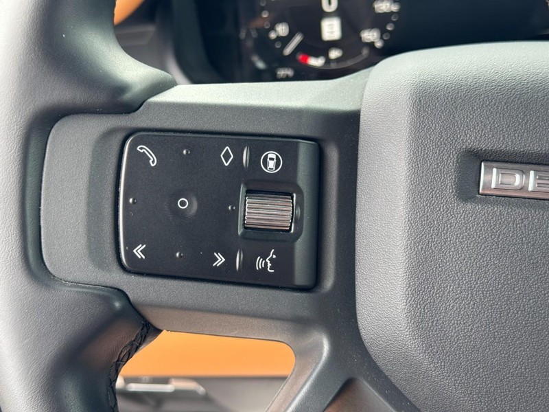 Land Rover Defender Vehicle Image 17