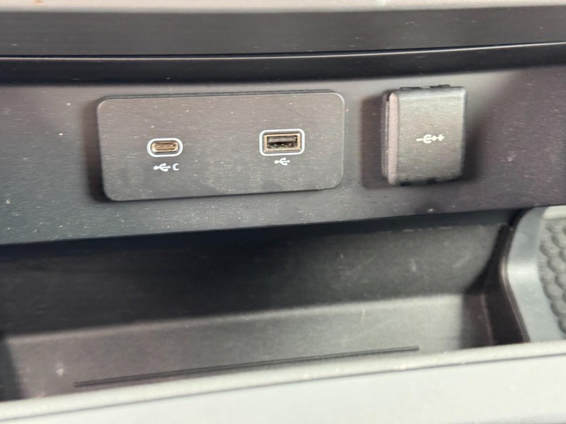 Land Rover Defender Vehicle Image 22