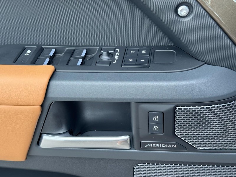 Land Rover Defender Vehicle Image 23