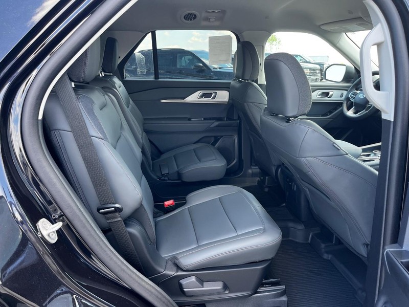 Ford Explorer Vehicle Image 04