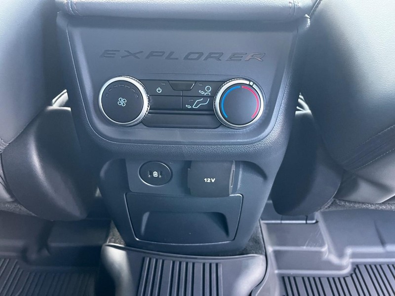 Ford Explorer Vehicle Image 06