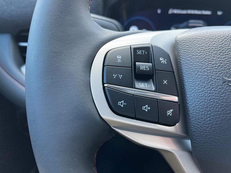 Ford Explorer Vehicle Image 12