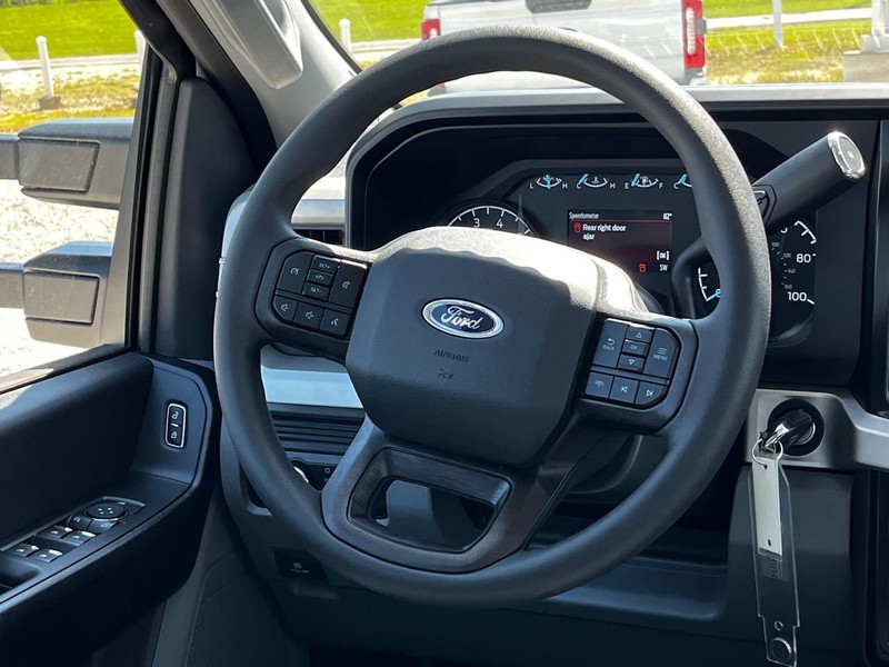 Ford Super Duty F-350 SRW Vehicle Image 06