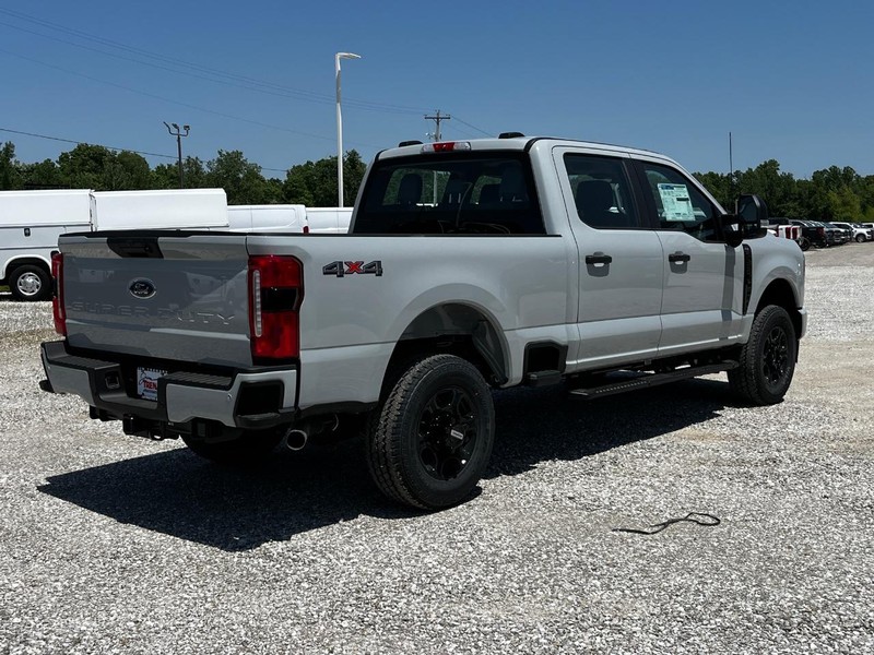Ford Super Duty F-350 SRW Vehicle Image 03