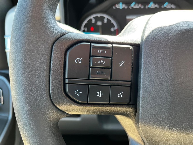 Ford Super Duty F-350 SRW Vehicle Image 10