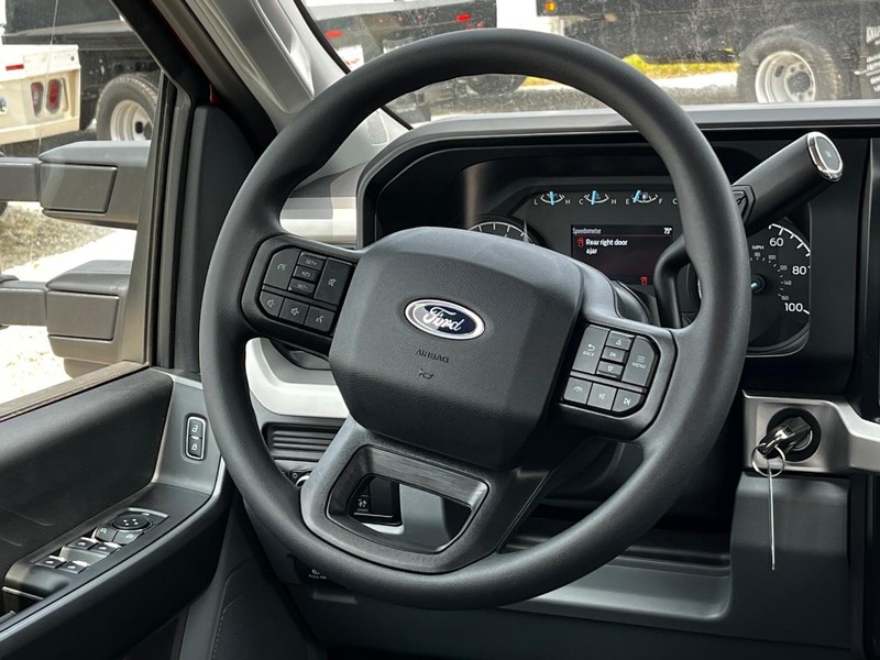 Ford Super Duty F-350 SRW Vehicle Image 06