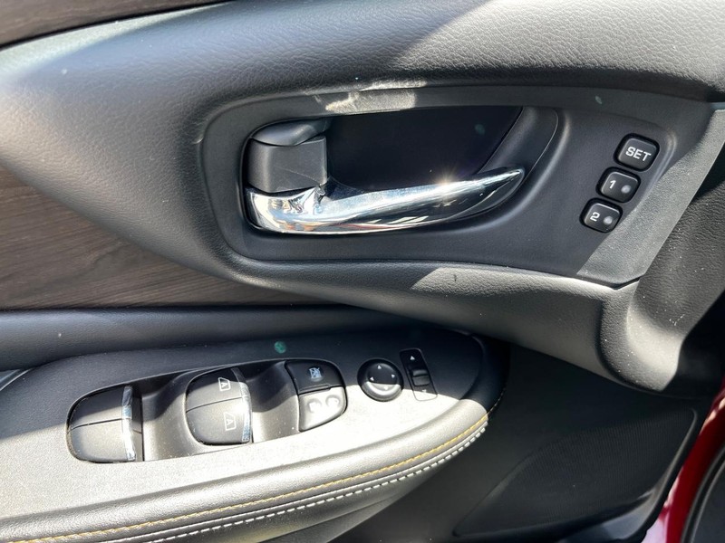 Nissan Murano Vehicle Image 16
