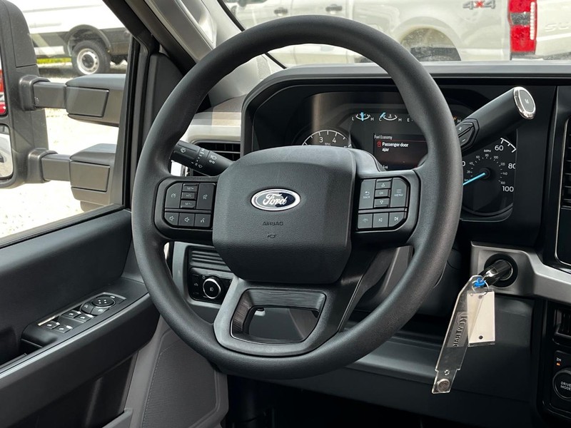 Ford Super Duty F-250 SRW Vehicle Image 06