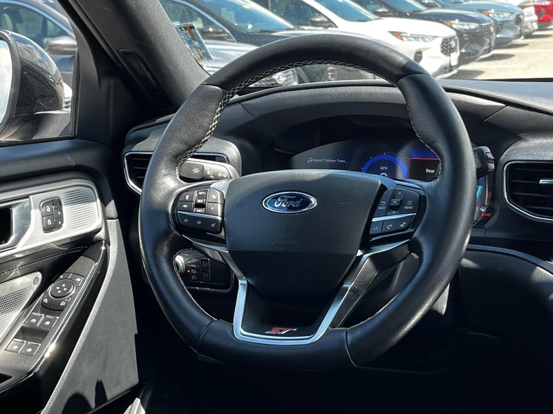 Ford Explorer Vehicle Image 15