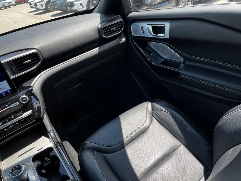 Ford Explorer Vehicle Image 16