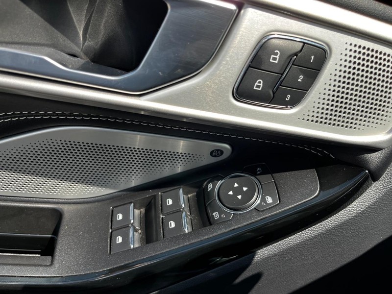 Ford Explorer Vehicle Image 17