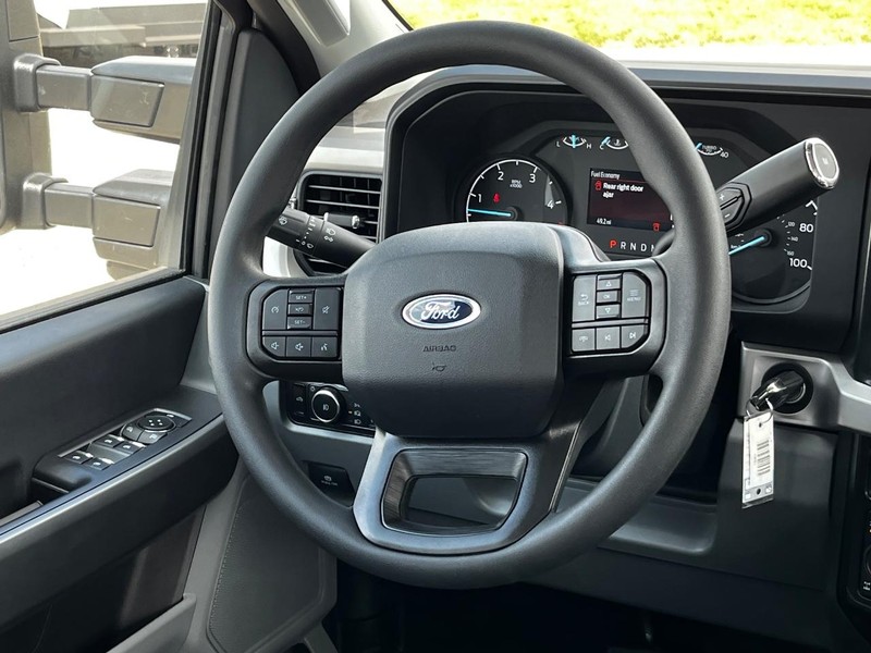 Ford Super Duty F-250 SRW Vehicle Image 06