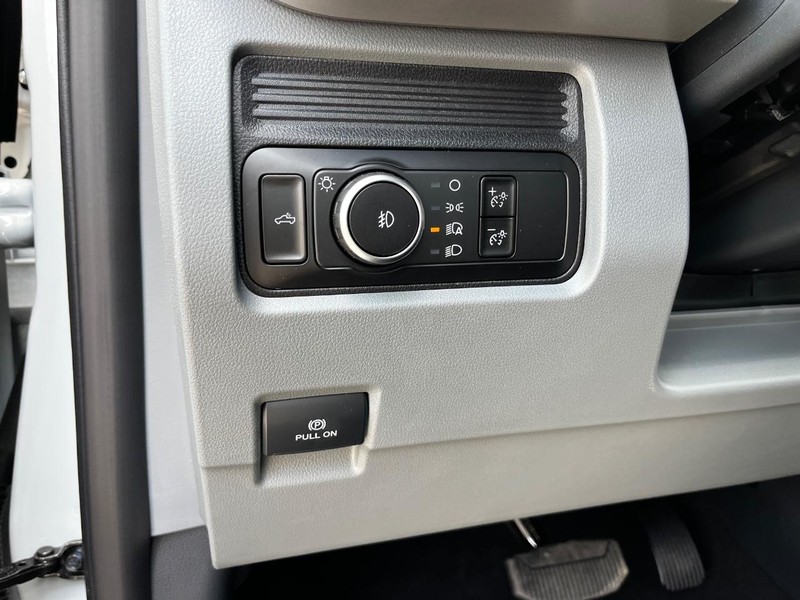 Ford Super Duty F-250 SRW Vehicle Image 10