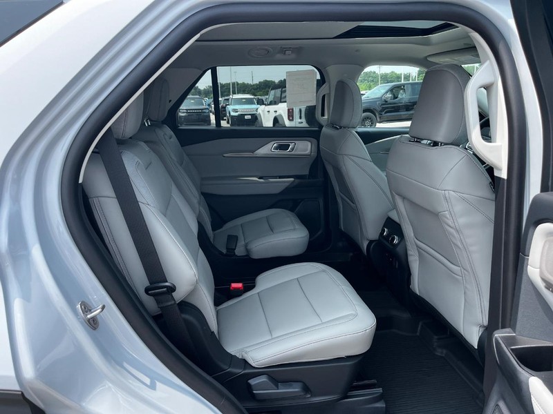 Ford Explorer Vehicle Image 04