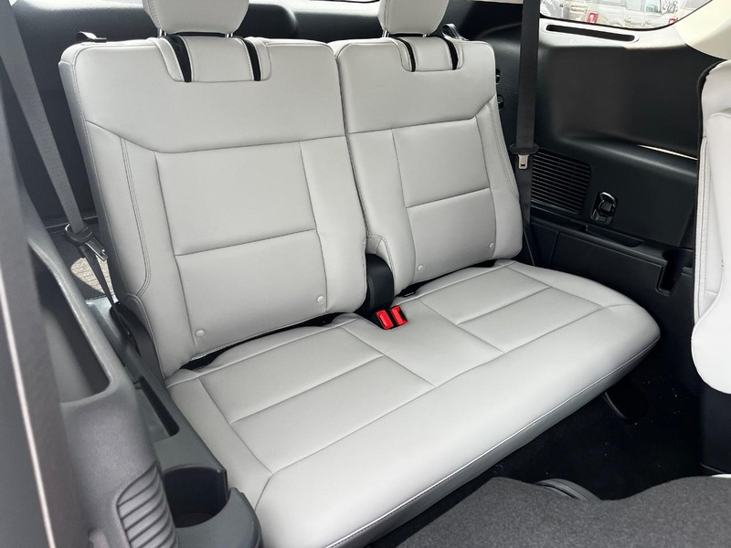 Ford Explorer Vehicle Image 05